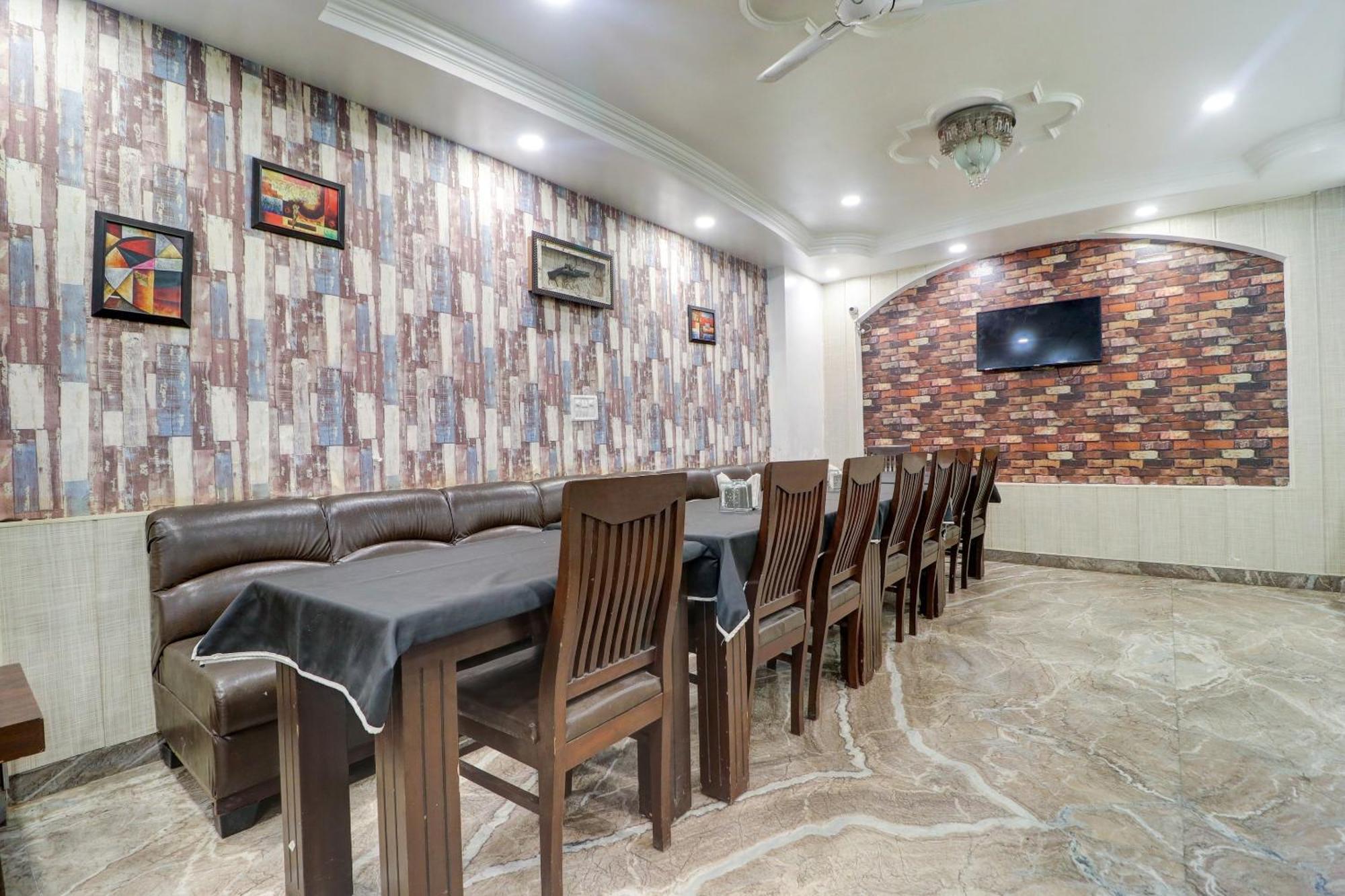 Capital O Divine Hotel Amritsar Buitenkant foto