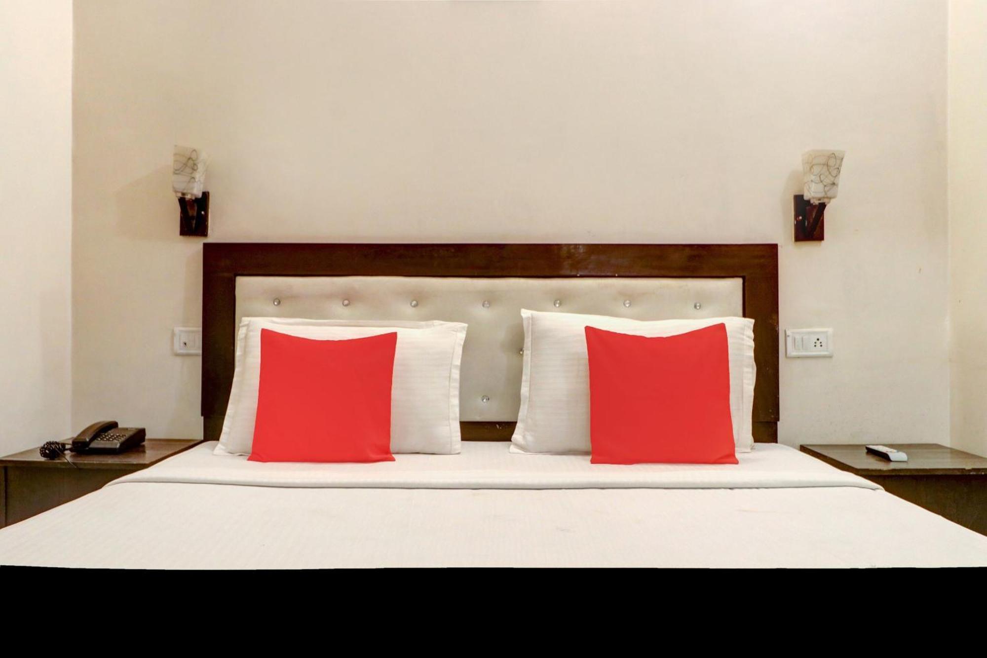 Capital O Divine Hotel Amritsar Buitenkant foto