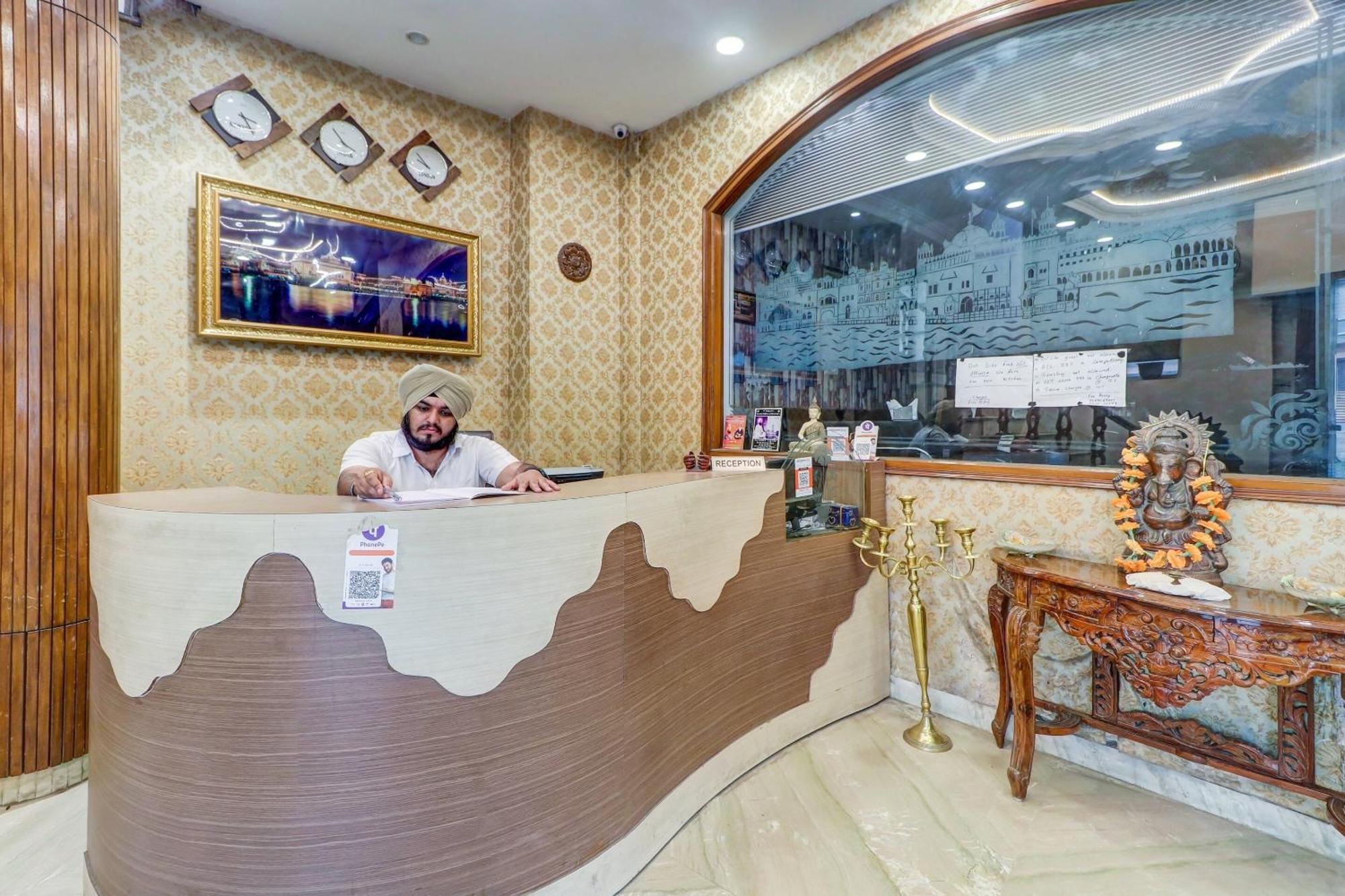 Capital O Divine Hotel Amritsar Buitenkant foto