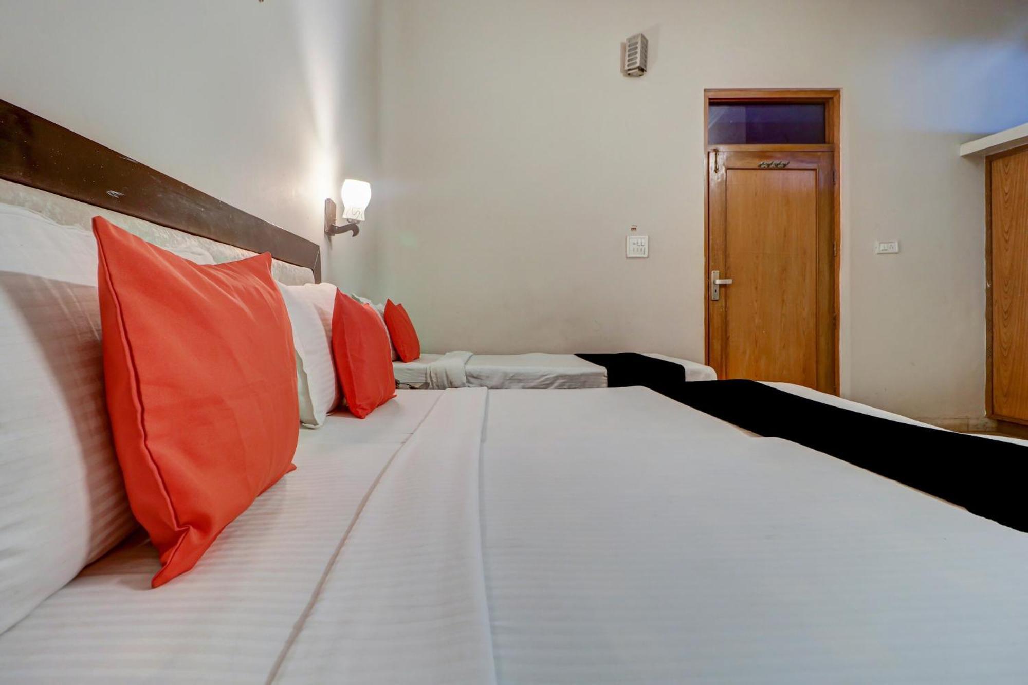 Capital O Divine Hotel Amritsar Buitenkant foto