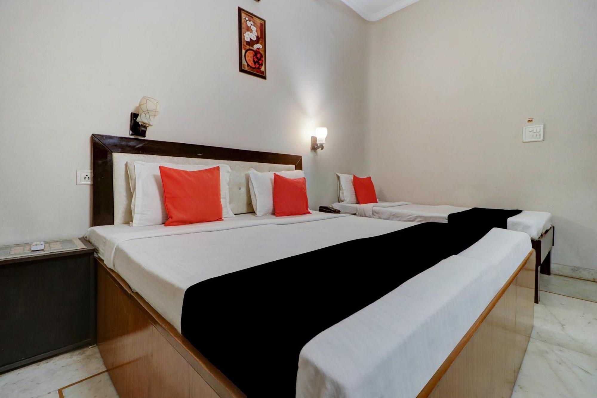 Capital O Divine Hotel Amritsar Buitenkant foto