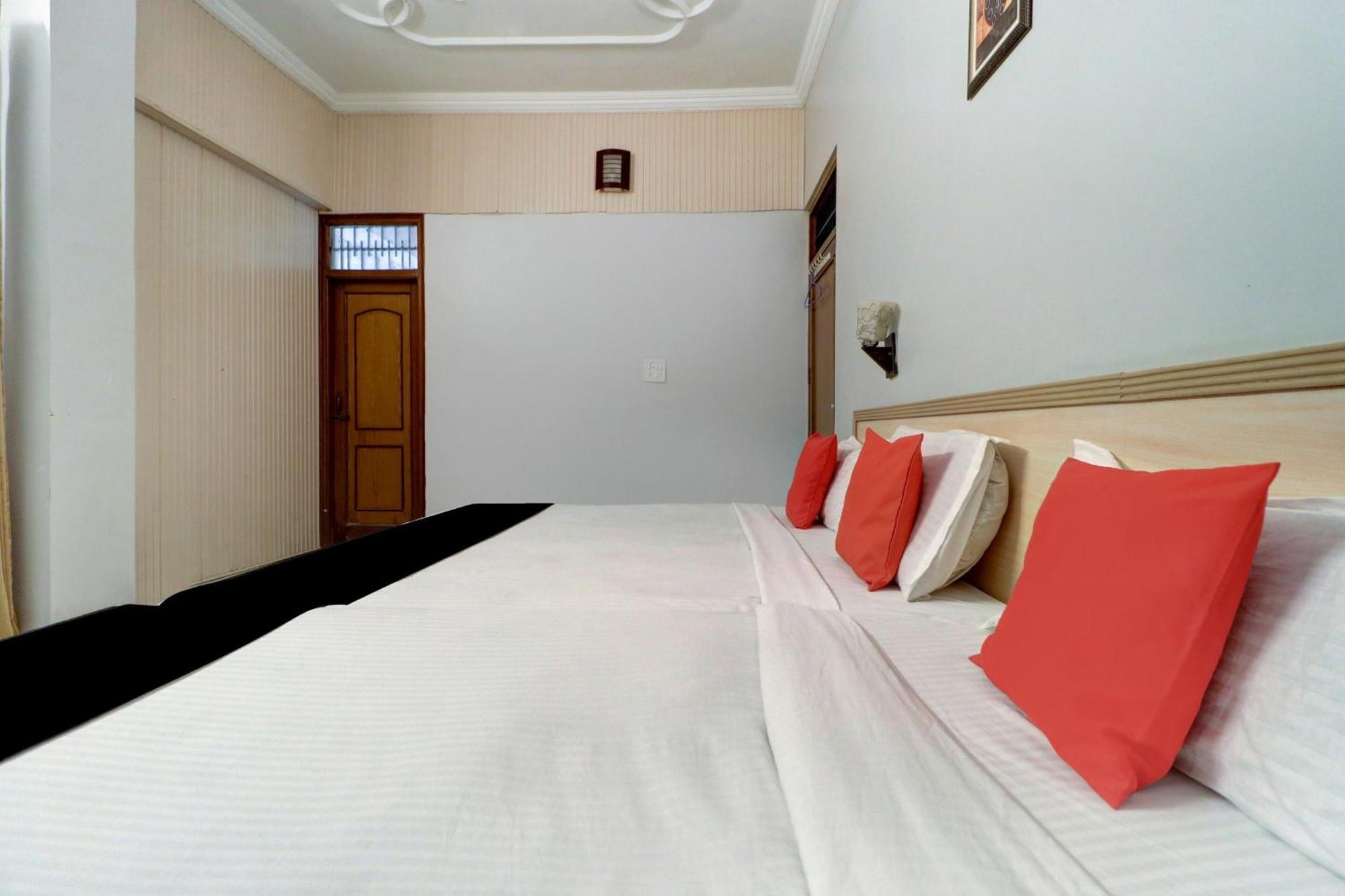 Capital O Divine Hotel Amritsar Buitenkant foto