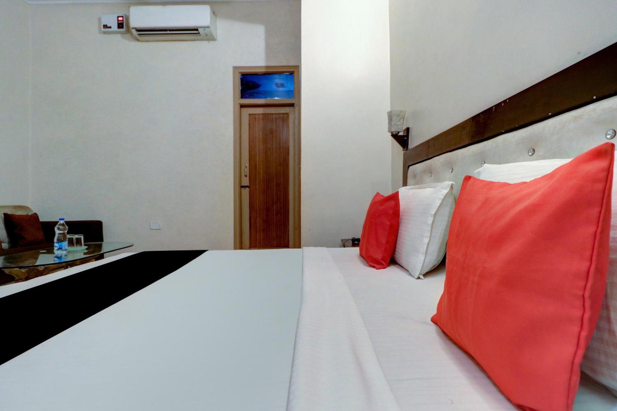 Capital O Divine Hotel Amritsar Buitenkant foto