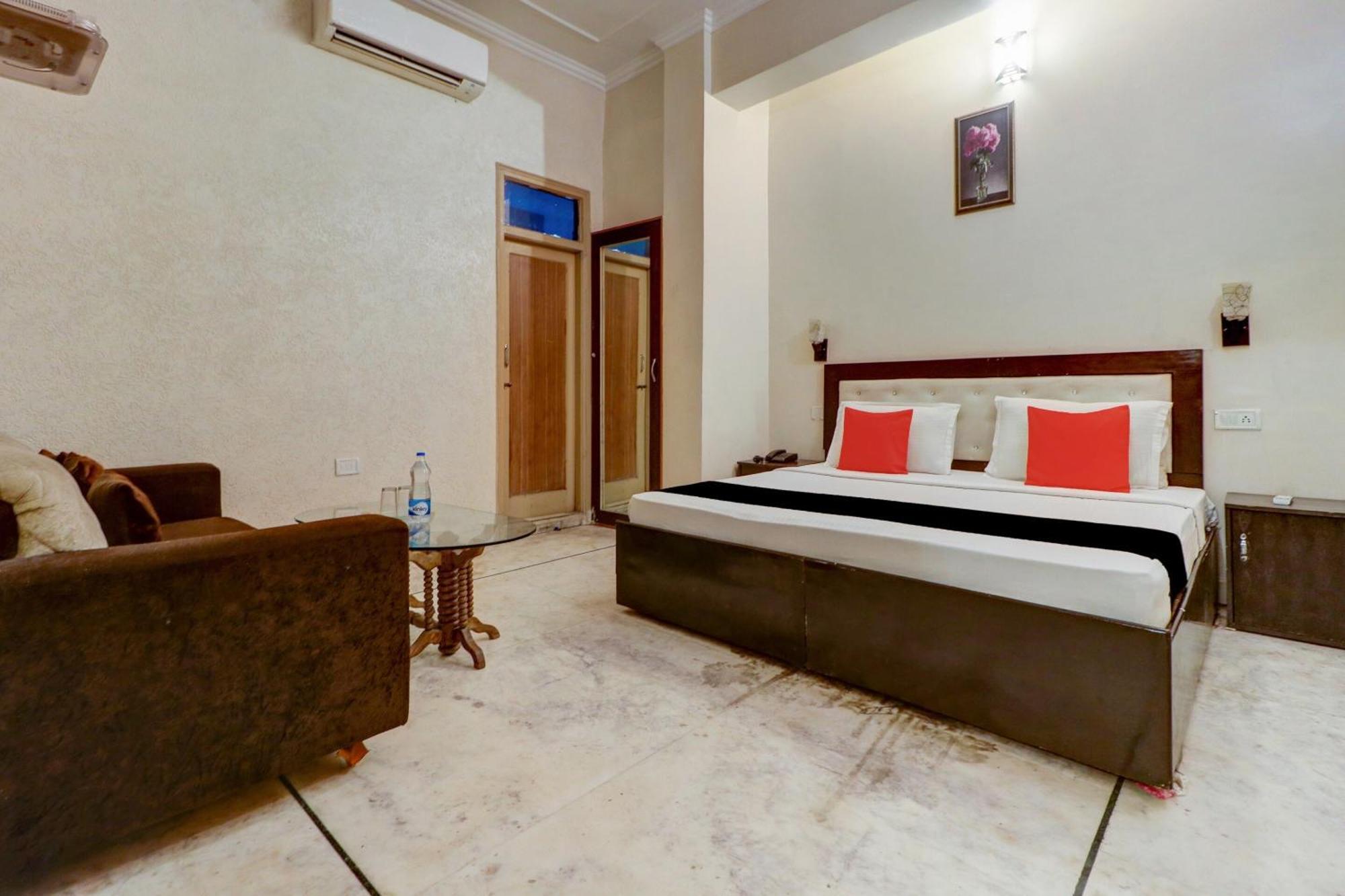 Capital O Divine Hotel Amritsar Buitenkant foto