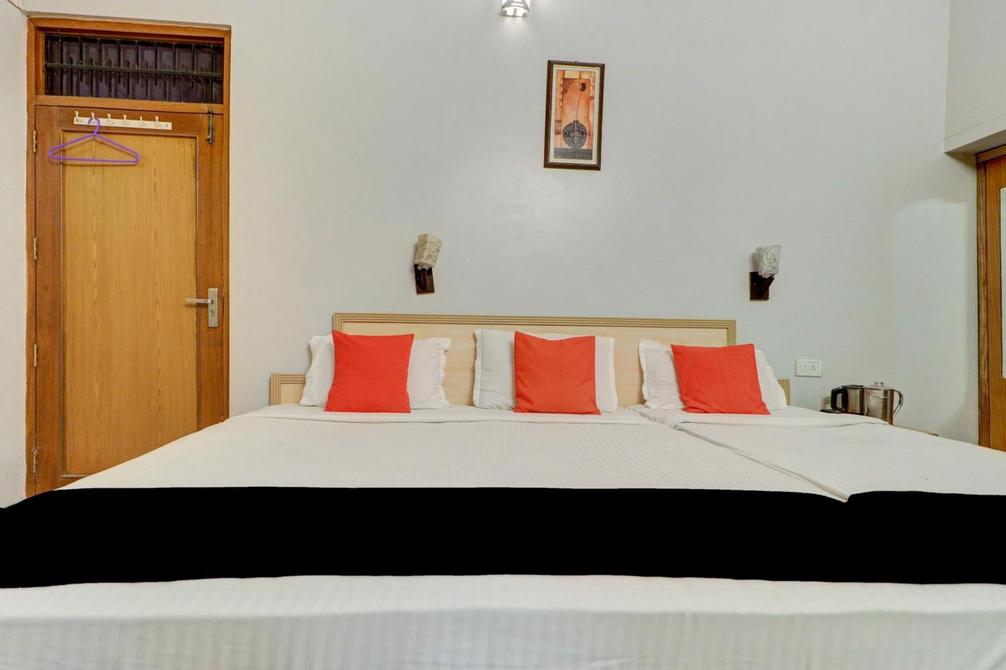 Capital O Divine Hotel Amritsar Buitenkant foto