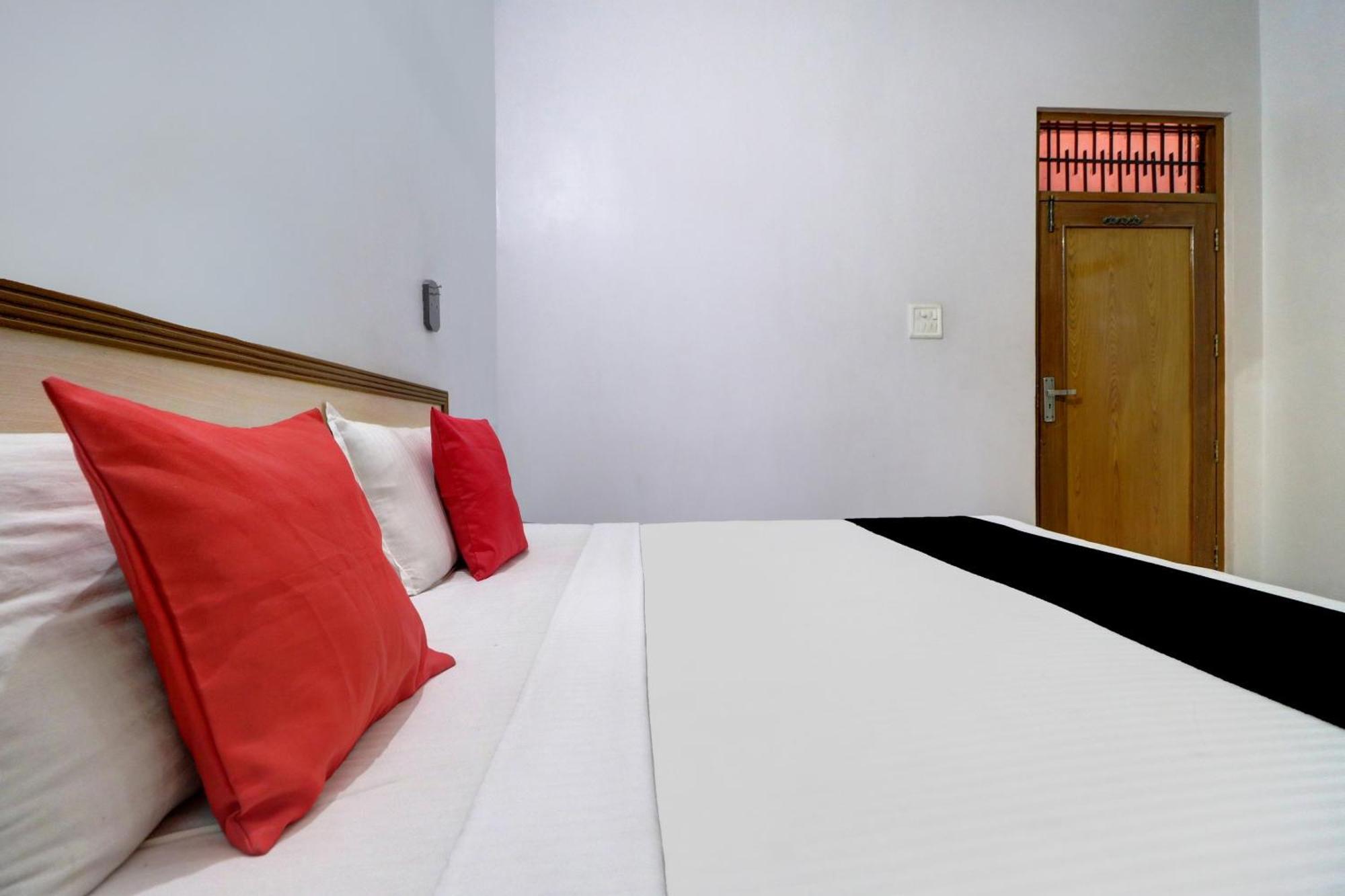 Capital O Divine Hotel Amritsar Buitenkant foto