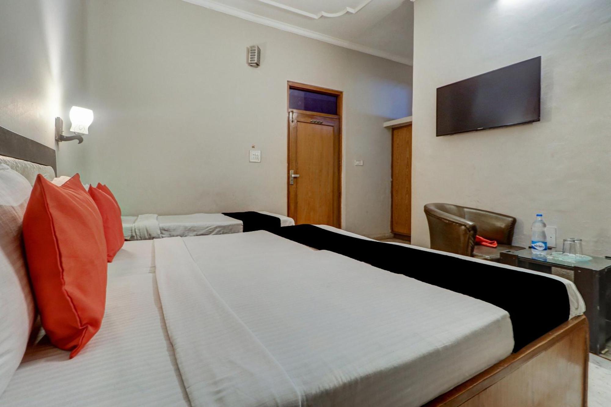 Capital O Divine Hotel Amritsar Buitenkant foto
