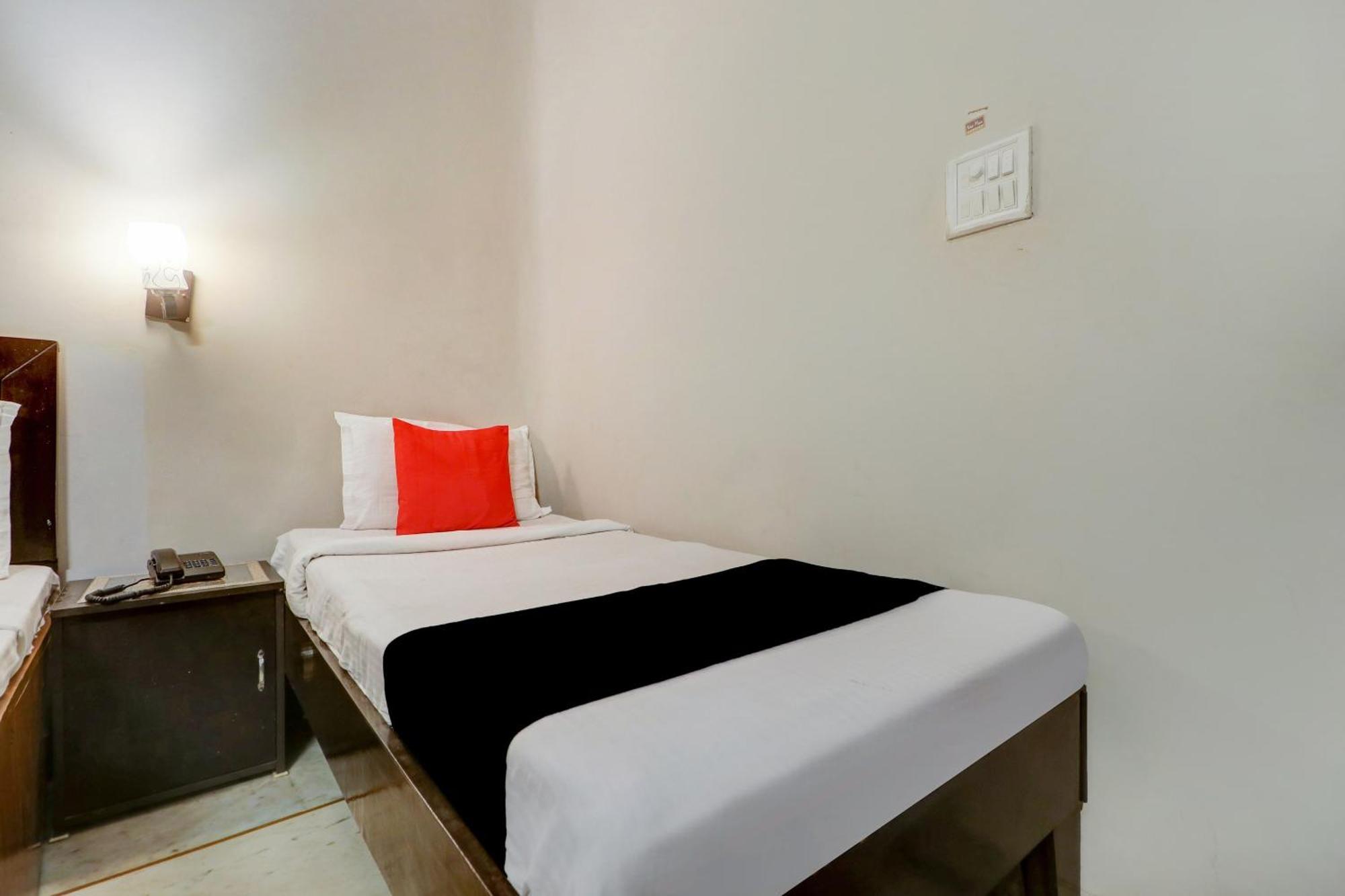Capital O Divine Hotel Amritsar Buitenkant foto