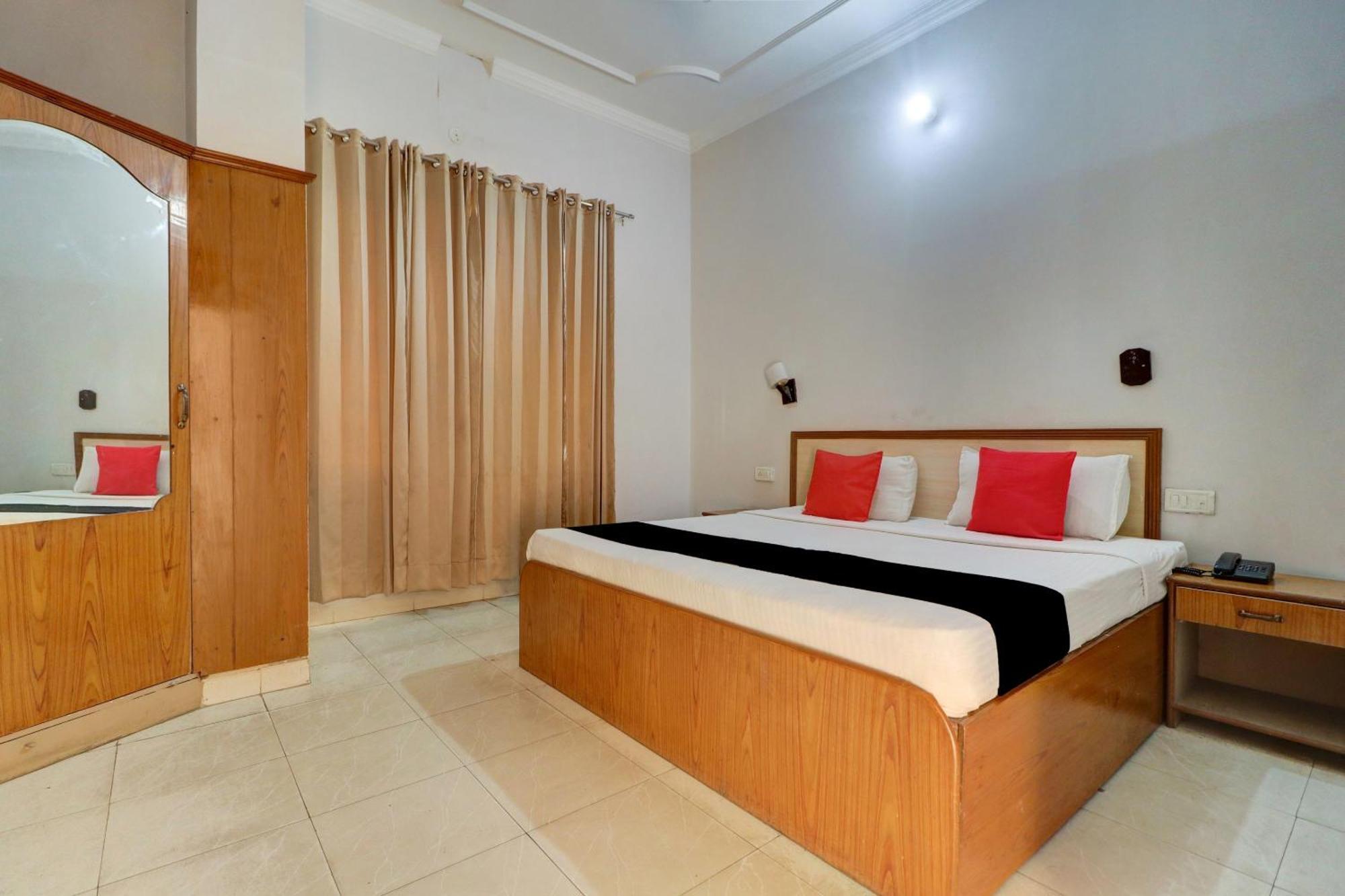 Capital O Divine Hotel Amritsar Buitenkant foto