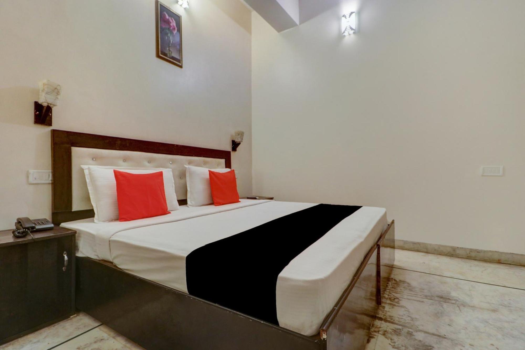 Capital O Divine Hotel Amritsar Buitenkant foto