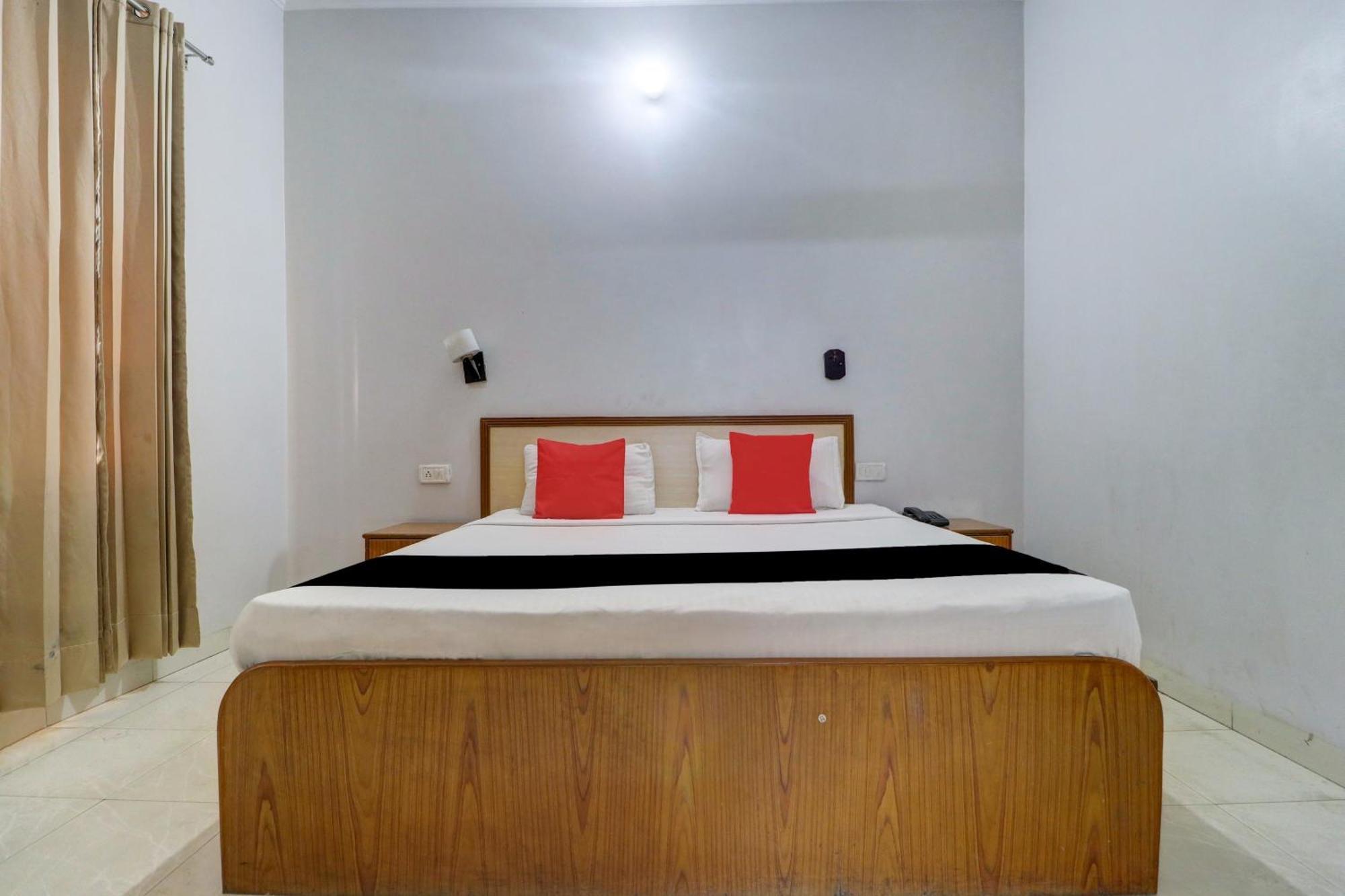 Capital O Divine Hotel Amritsar Buitenkant foto