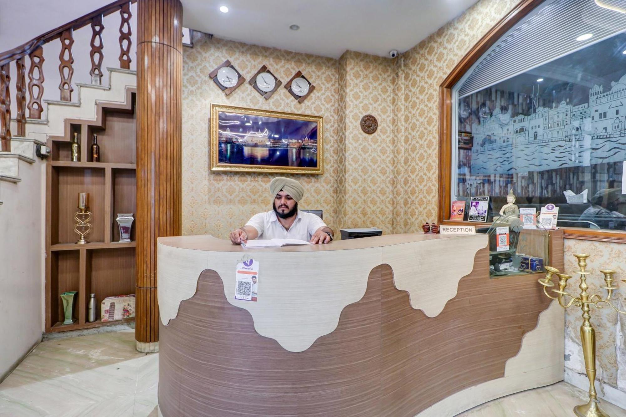 Capital O Divine Hotel Amritsar Buitenkant foto